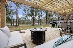 Terrace/patio - Fish/Relax at Lakefront Retreat Sleeps 10 Pets OK (Conroe)