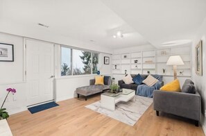Living area - British Properties two beds garden suite (West Vancouver)