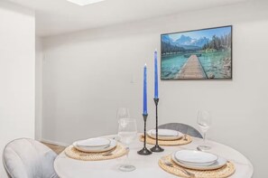 Dining - British Properties two beds garden suite (West Vancouver)