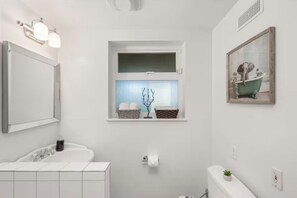 Hair dryer, towels, soap, toilet paper - British Properties two beds garden suite (West Vancouver)