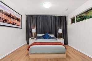 Iron/ironing board, WiFi, bed sheets - British Properties two beds garden suite (West Vancouver)