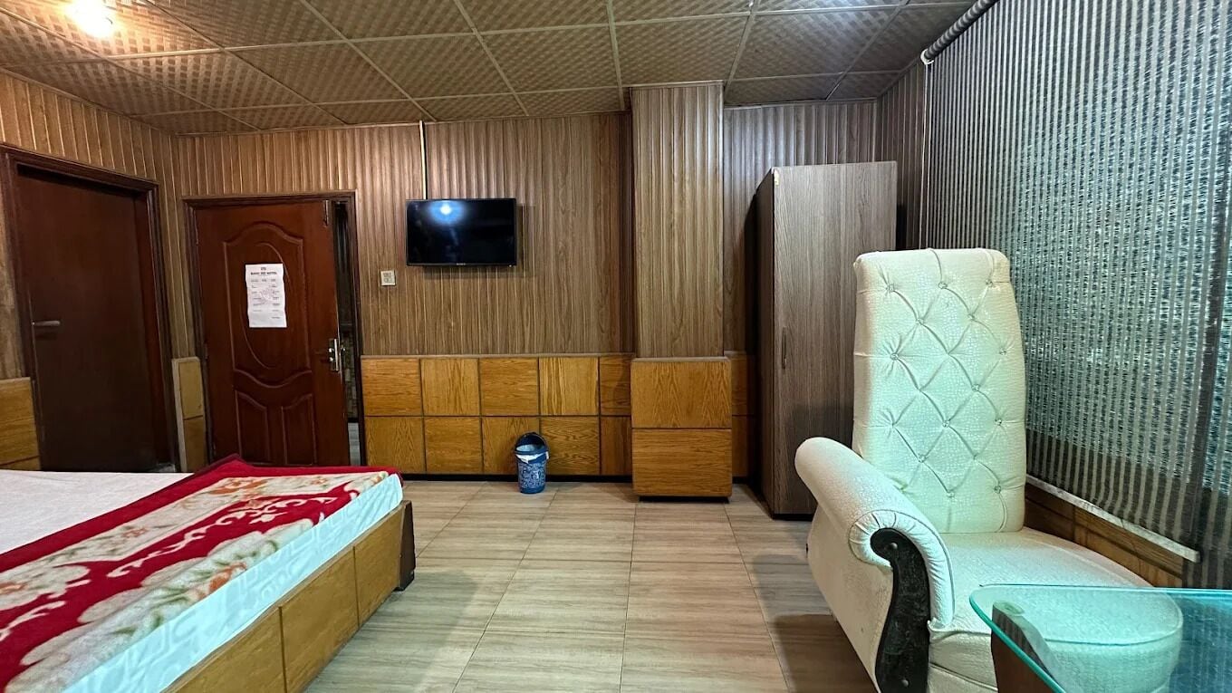 Sistema de insonorización, tabla de planchar con plancha, wifi gratis