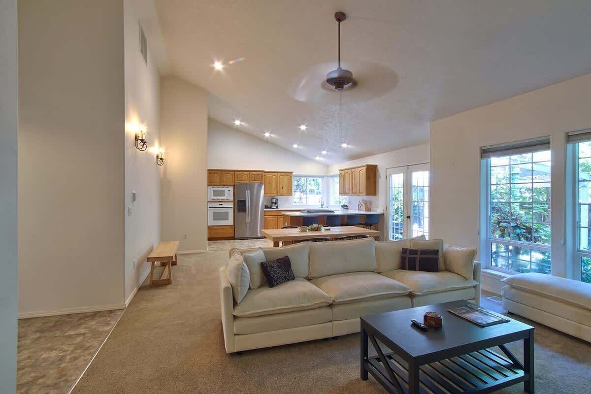 TV, fireplace, offices