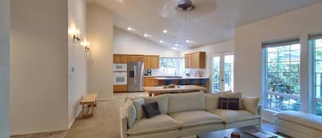 Televisión, chimenea y oficina