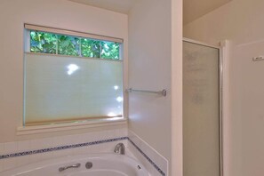Dusche, Haartrockner, Handtücher, Shampoo