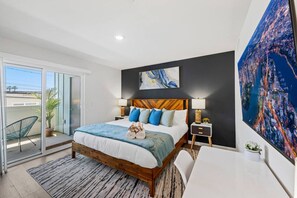 1 bedroom, desk, iron/ironing board, travel cot - Walk to Beach, King Bed, Washer/Dryer, Parking (San Diego)