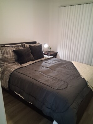 2 habitaciones, tabla de planchar con plancha, wifi y ropa de cama