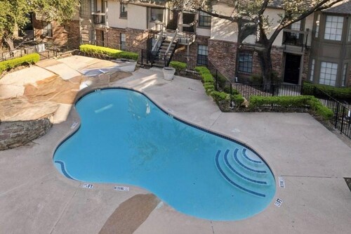 Modern 2 bedroom with 2 fire places and a 9 mile walking/biking trail