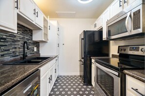 Refrigerador, microondas, horno y parrilla de estufa 