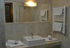 Double or Twin Room, Balcony, City View | Bathroom - Casa de Oaspeți Sfântul Nicolae (Iași)