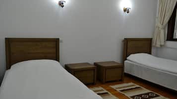 Habitación con 1 cama doble o 2 individuales, balcón, vistas a la ciudad | Minibar, tabla de planchar con plancha, wifi gratis y ropa de cama