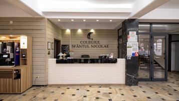 Kios daftar masuk/daftar keluar