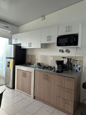 Kühlschrank, Mikrowelle, Wasserkocher mit Kaffee-/Teezubehör, Mixer