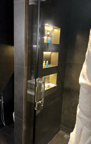 Douche, douche à « effet pluie », articles de toilette gratuits