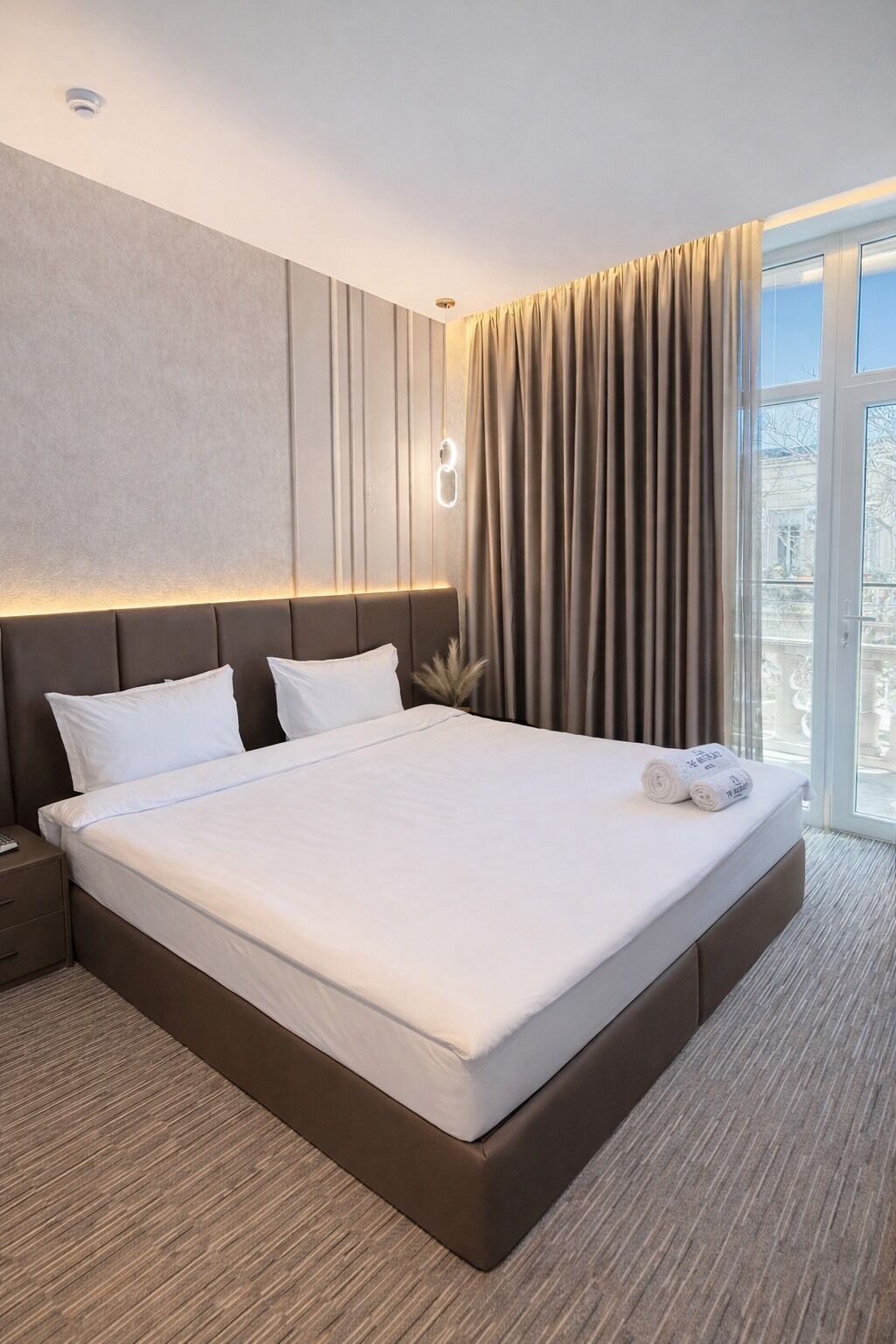 Habitación Confort con 1 cama matrimonial o 2 individuales, 1 habitación, baño en la habitación | Minibar, caja de seguridad en la habitación y escritorio 