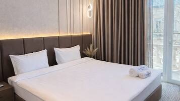 Habitación Confort con 1 cama matrimonial o 2 individuales, 1 habitación, baño en la habitación | Minibar, caja de seguridad en la habitación y escritorio