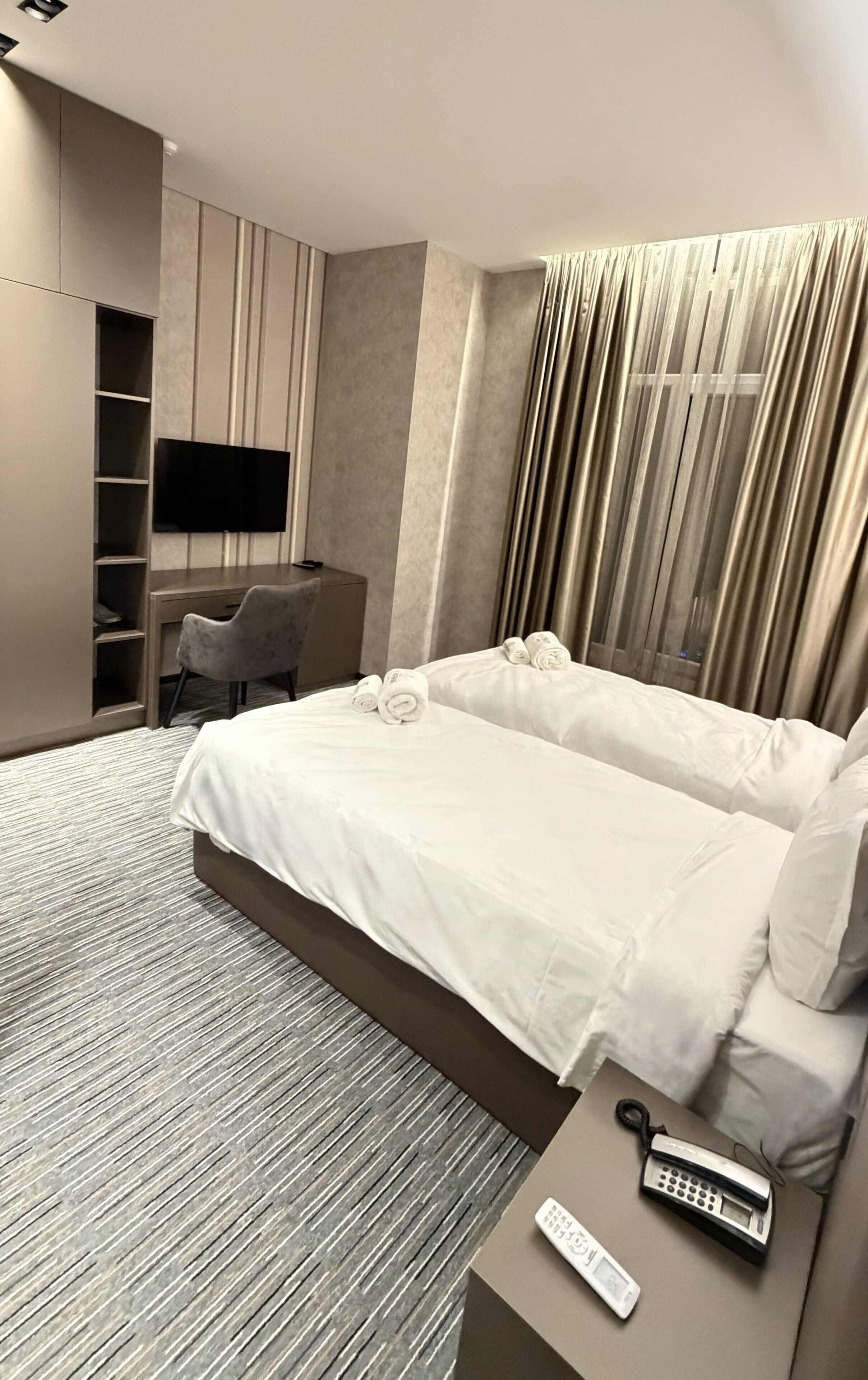 Minibar, coffres-forts dans les chambres, bureau