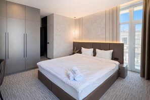 Minibar, coffres-forts dans les chambres, bureau