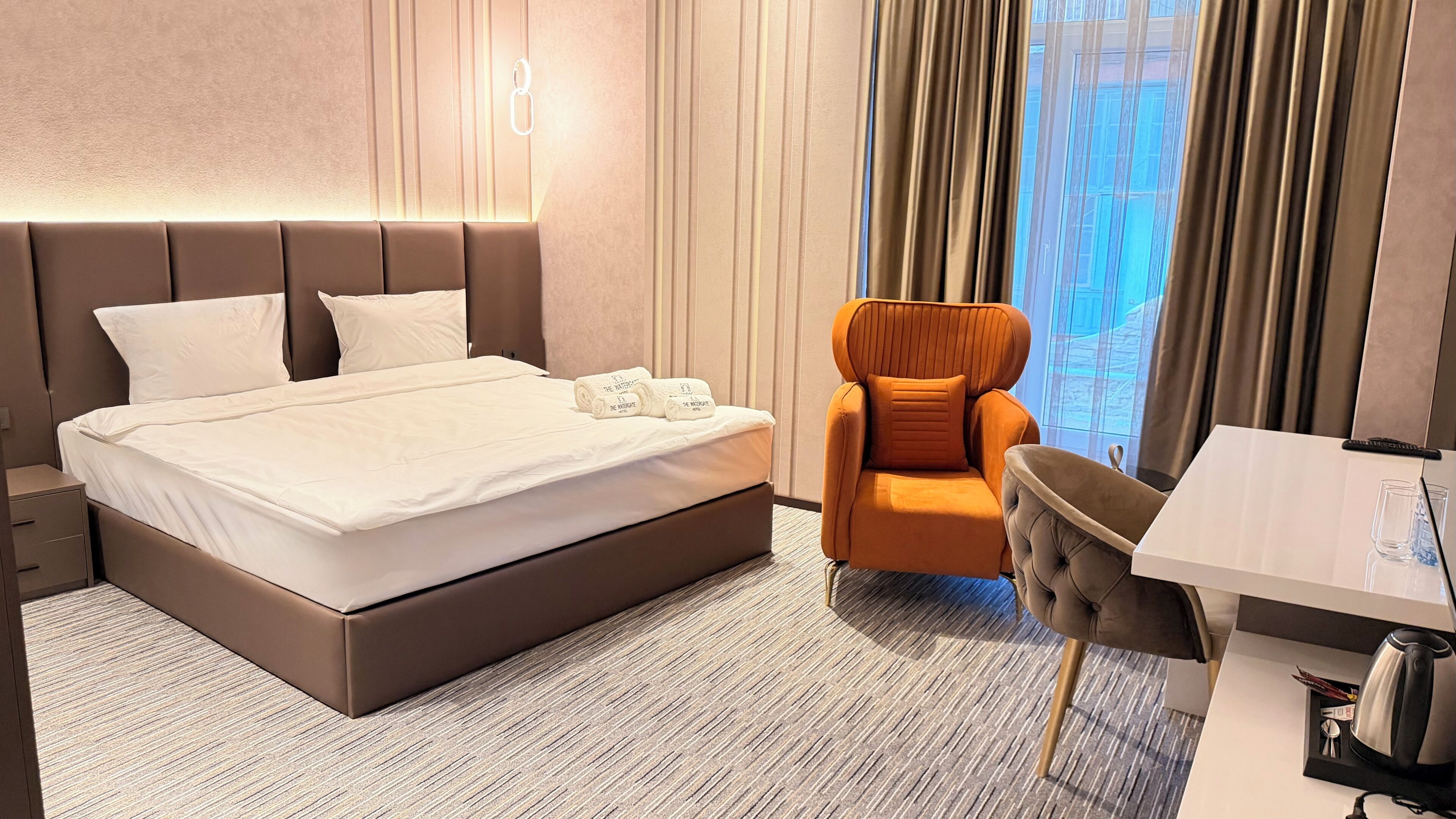 Superior-huone | Minibaari, tallelokero huoneessa, työpöytä