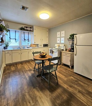 Private kitchen - Lovely 2-bedroom downtown apartment in charming Lafayette (Lafayette)