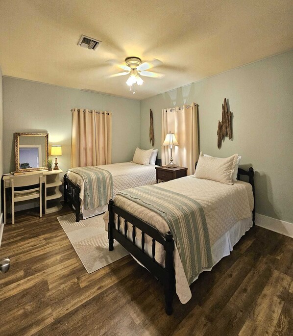 2 bedrooms, internet, bed sheets