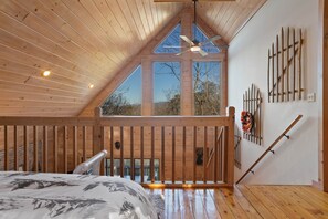 3 bedrooms, in-room safe, WiFi, bed sheets - Whitetail Bluff Cabin (Gilmer County)