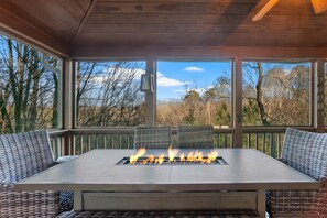 Outdoor dining - Whitetail Bluff Cabin (Gilmer County)