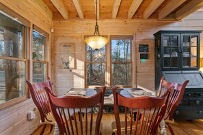 Dining - Whitetail Bluff Cabin (Gilmer County)