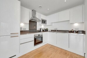 Fridge, microwave, oven, stovetop - Premium 2-Bedroom Apartment in London with Easy City Access (London)