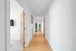 Interior - Premium 2-Bedroom Apartment in London with Easy City Access (London)