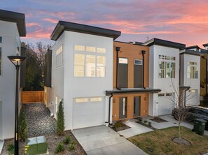Exterior - Sleek & Spacious Luxury Stay Near Downtown Raleigh (Raleigh)