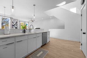 Private kitchen - Sleek & Spacious Luxury Stay Near Downtown Raleigh (Raleigh)