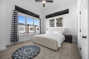 3 bedrooms, iron/ironing board, WiFi, bed sheets - Sleek & Spacious Luxury Stay Near Downtown Raleigh (Raleigh)