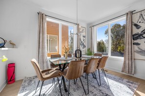 Dining - Sleek & Spacious Luxury Stay Near Downtown Raleigh (Raleigh)