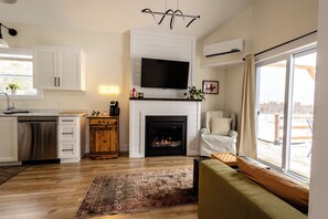 Smart TV - Cozy home, hot tub, pasture views of horses, trails to explore (Galloway)