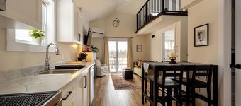 Cozy home, hot tub, pasture views of horses, trails to explore