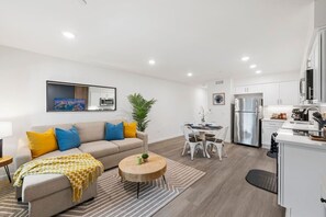 TV - PB Penthouse, King Bed, 2 Blocks to Beach, Parking (San Diego)