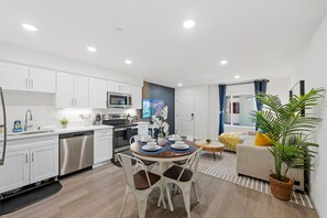 Fridge, microwave, oven, stovetop - PB Penthouse, King Bed, 2 Blocks to Beach, Parking (San Diego)