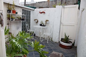 Outdoor dining - Central 2-bedroom house in Bohemian Obs (Cape Town)