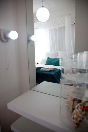 2 bedrooms, iron/ironing board, WiFi, bed sheets - Central 2-bedroom house in Bohemian Obs (Cape Town)