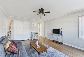 TV - Midtown Apartment (Omaha)