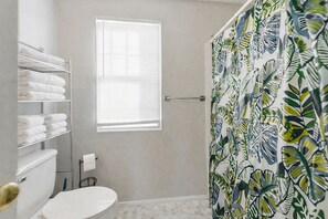 Serviettes fournies, papier toilette