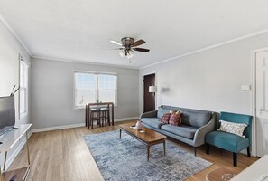 TV - Midtown Apartment (Omaha)