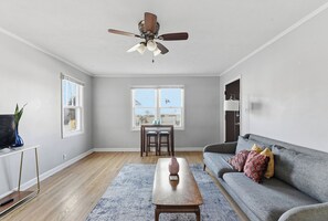 TV - Midtown Apartment (Omaha)