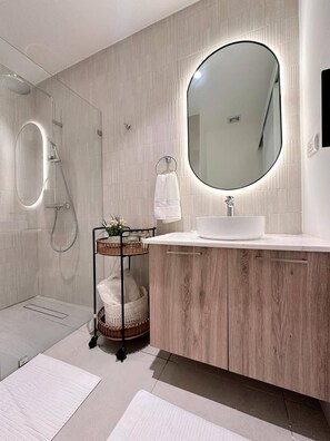 Condo, 3 Bedrooms, Balcony | Bathroom