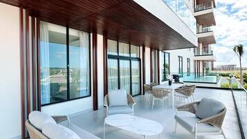 Condo, 3 Bedrooms, Balcony | Tempat makan luar