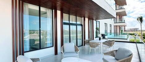 Condo, 3 chambres, balcon | Restauration en plein air