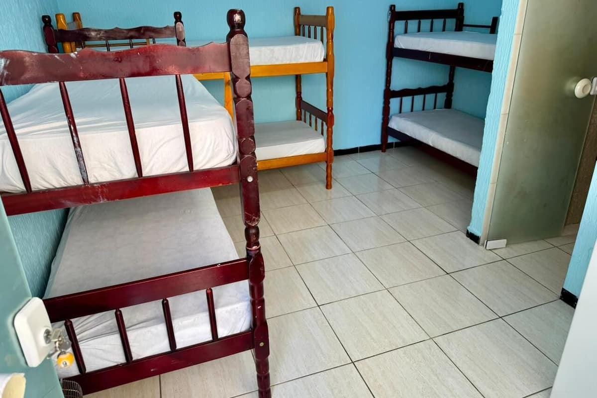 Una habitación con literas y suelo de baldosas.