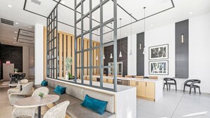 Een modern interieur met een zithoek, een keuken en een eethoek.
