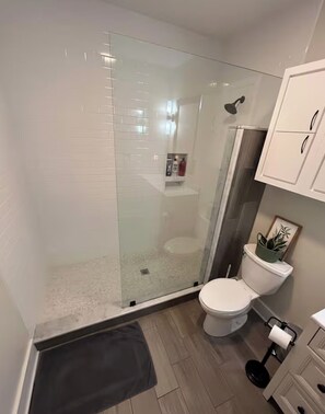 タオル、トイレットペーパー